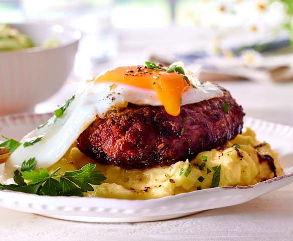 Hacksteak mit Rote Bete (Biff à la Lindström) und Kartoffelstampf
