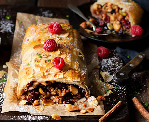 Strudel de manzana, arándanos y pistachos con masa filo Strudel de manzana, arándanos y pistachos con masa filo