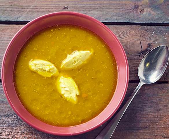 Minestra di piselli spezzati a Cottura Lenta con quenelle di caprino