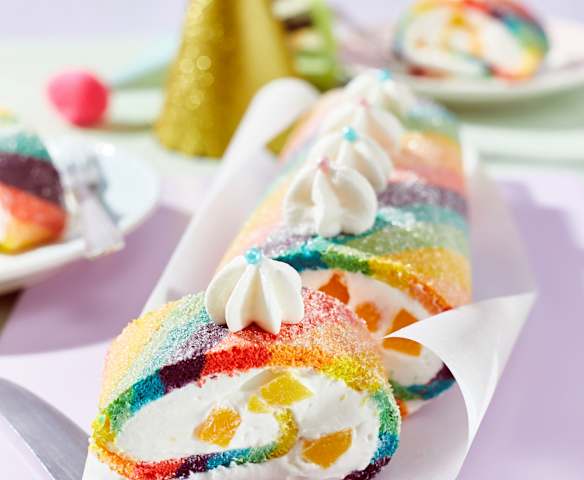 Regenbogen-Biskuitrolle mit Pfirsich-Quark-Füllung