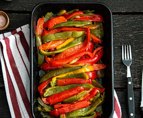 Pimientos confitados con ajos dorados