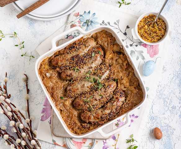 Biała kiełbasa pieczona w sosie piwno-cebulowym