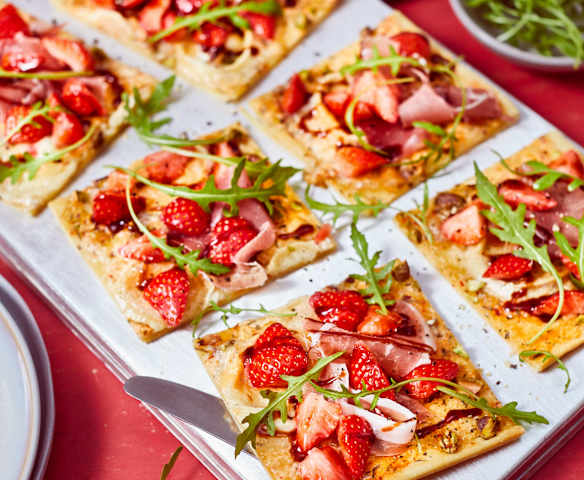 Flammkuchen mit Erdbeeren und Ziegenkäse