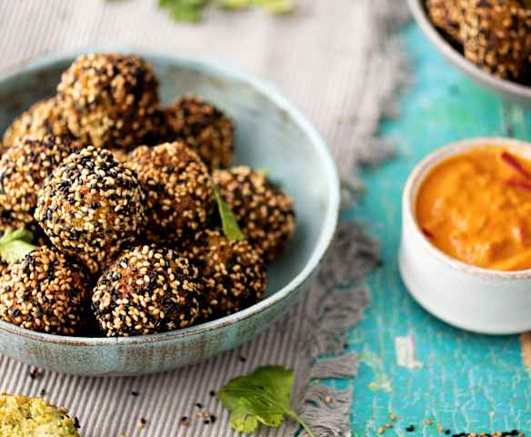 Falafel con salsa speziata al pomodoro, peperoni e cocco Falafel con salsa speziata al pomodoro, peperoni e cocco