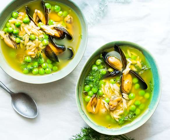 Bouillon safrané aux pâtes, moules, petits pois et aneth