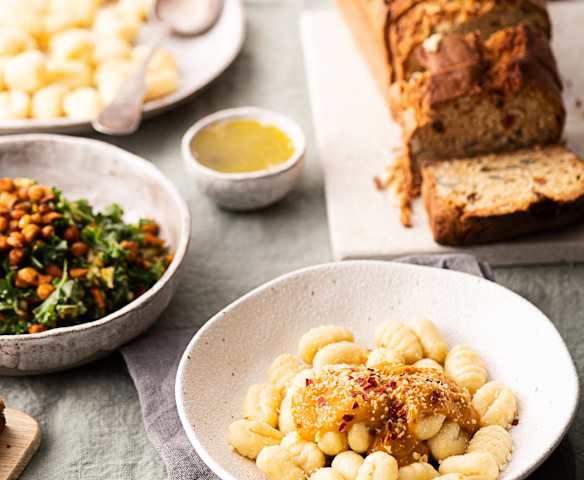 Menù: Gnocchi con zucca; insalata di ceci e cavolo nero; plumcake ai frutti secchi