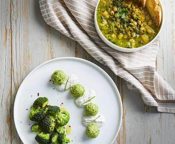 Zuppa di ceci e zucca, polpettine di pollo e spinaci con salsa allo yogurt