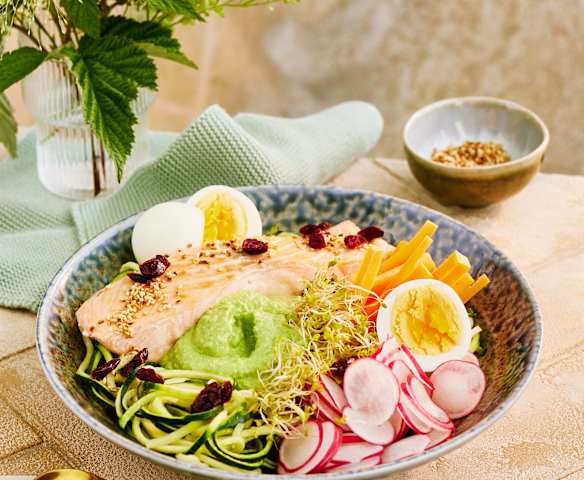 Lachs-Gemüse-Bowl mit Eiern und Erbsen-Püree