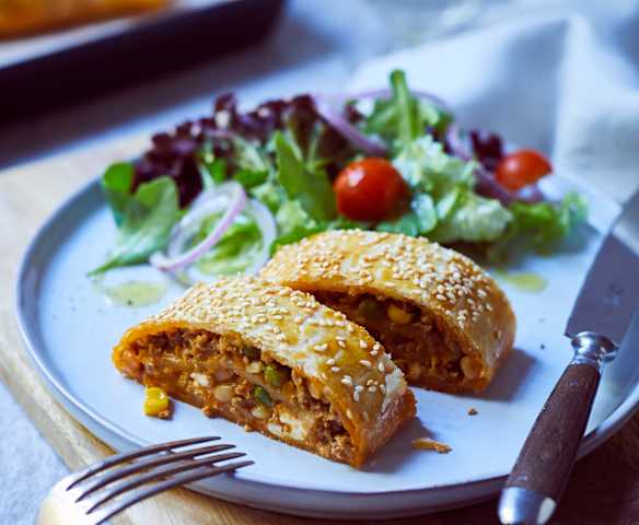 Blätterteigstrudel mit Hack-Gemüse-Füllung Blätterteigstrudel mit Hack-Gemüse-Füllung