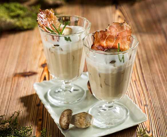 Steinpilzcappuccino mit Speck