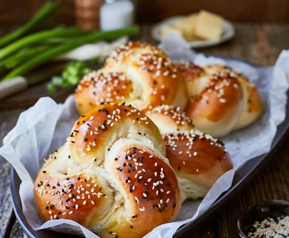 Hefeknoten mit Käse und Schinken Hefeknoten mit Käse und Schinken