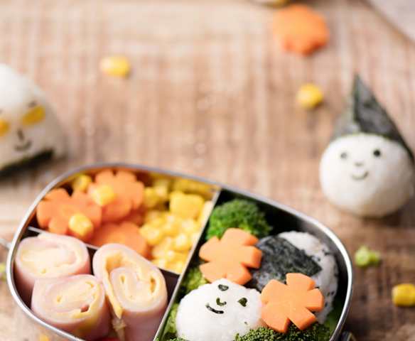 Rýžové onigiri v lunch boxu