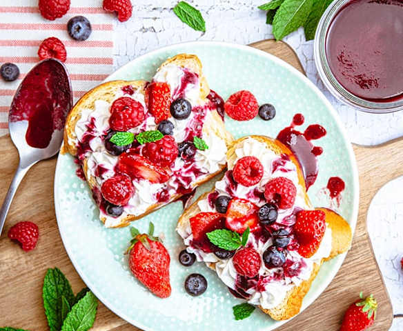 Tartine de brioche, mascarpone vanillée, fruits rouges et menthe
