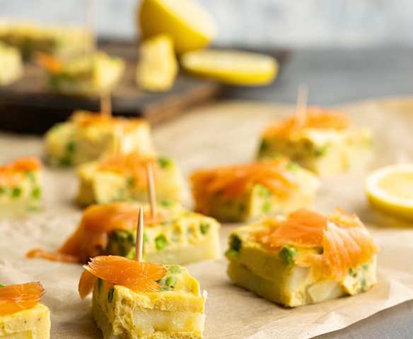 Frittata al vapor con salmón ahumado y guisantes