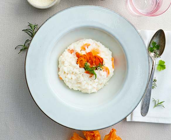 Risotto con petali di carote e caprino