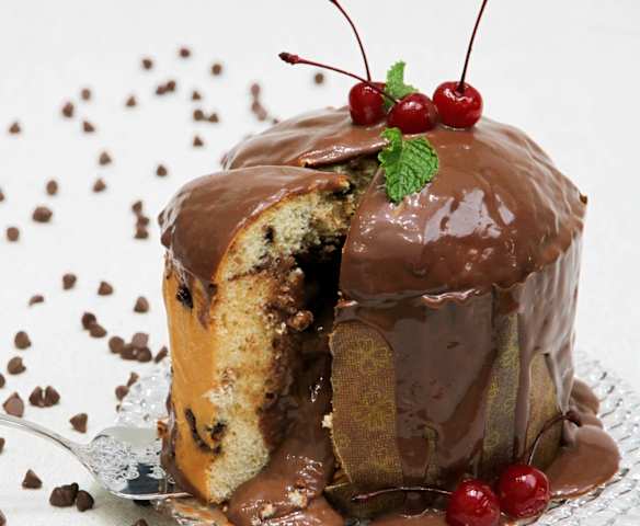 Panetone recheado com trufa de chocolate e cerejas