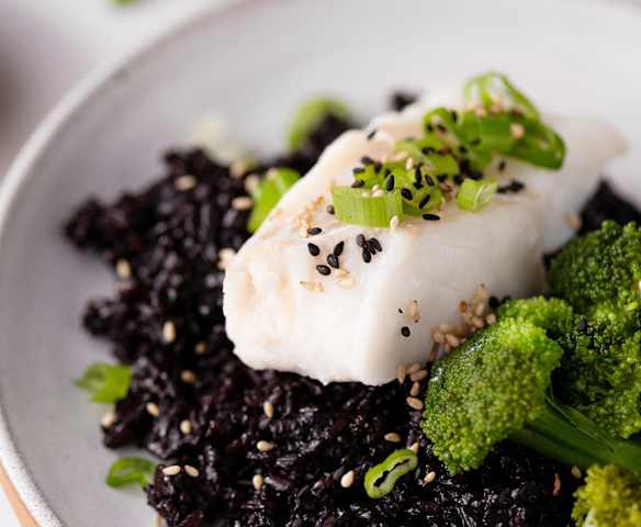 Pescado al vapor con arroz negro y brócoli