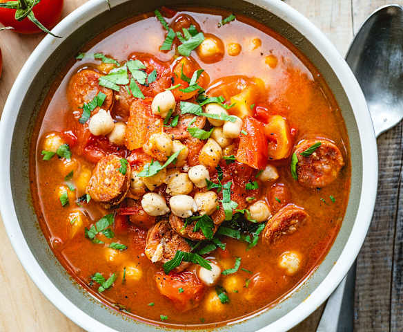 Soupe espagnole chorizo, pois chiches et tomates
