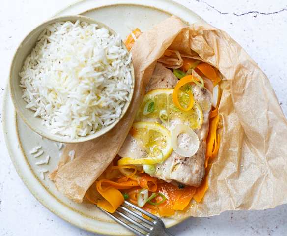 Papillote de poisson au citron,  carottes et riz
