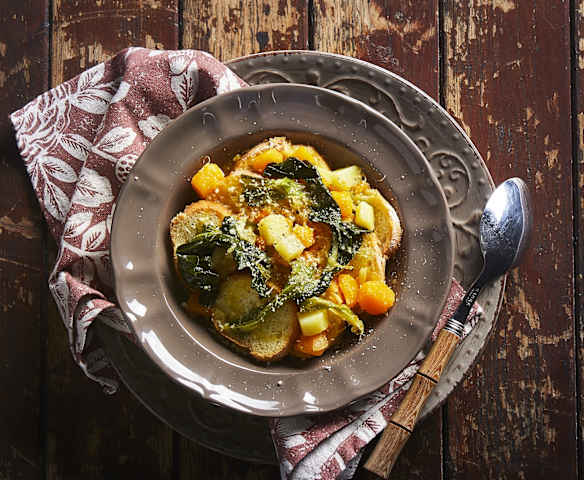 Zuppa di foglie di cavolo e pane raffermo Zuppa di foglie di cavolo e pane raffermo