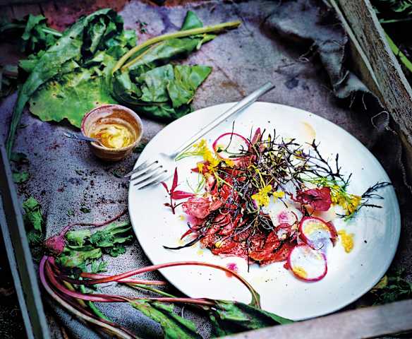 Carpaccio de bœuf, crudités et émulsion à la mangue