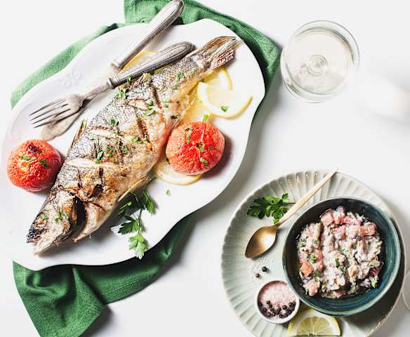 Lubina con salsa griega