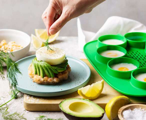 Tartare di salmone con avocado e uova in camicia
