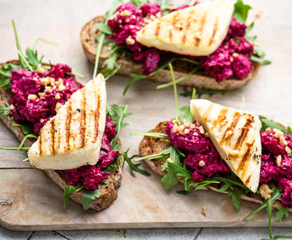 Ensalada de remolacha sobre tostada de pan integral con queso frito
