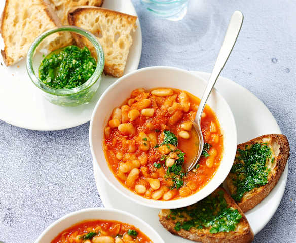 Mijoté de haricots blancs au lard, tartines persillées