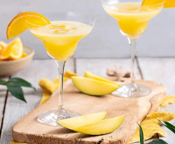 Drink z Prosecco, mango i pomarańczy