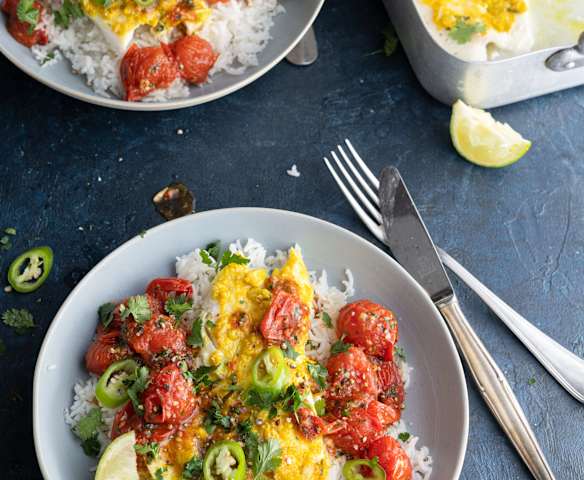 Pescado al horno con cúrcuma y salsa de tomate
