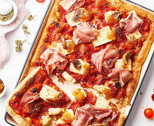 Vollkorn-Pizza mit Brie, Serrano und Feigenmarmelade