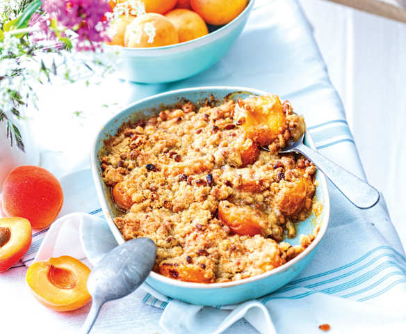 Abricots pochés, crumble aux pignons de pin