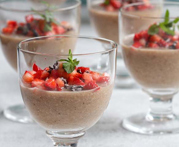 Pudding de banana, nueces y frutilla