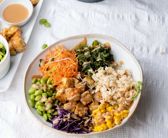 Buddha bowl com tempeh e molho de amendoim Buddha bowl com tempeh e molho de amendoim