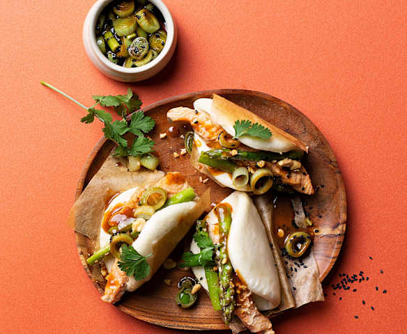 Bao buns con salmón y espárragos Bao buns con salmón y espárragos