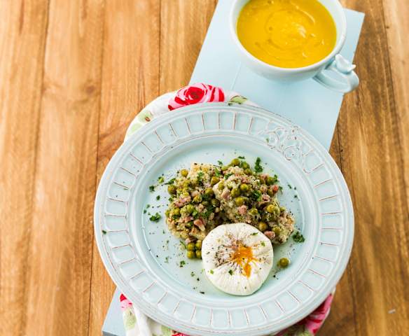 Creme de alho-francês e maruca em papelote com ervilhas e ovos escalfados