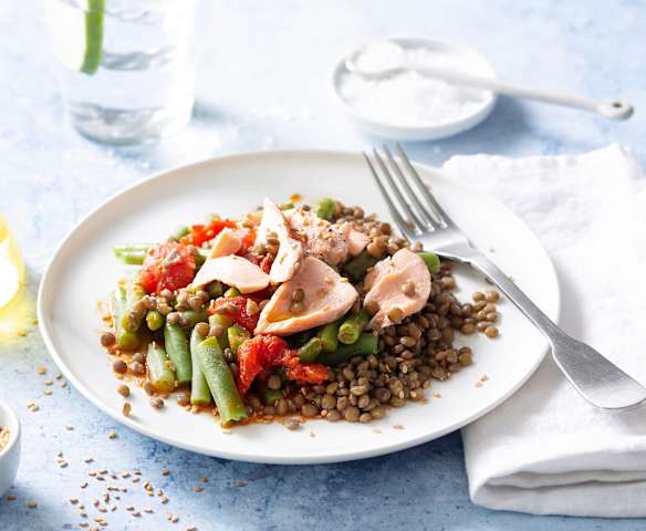 Ensalada templada de lentejas y judías verdes con salmón