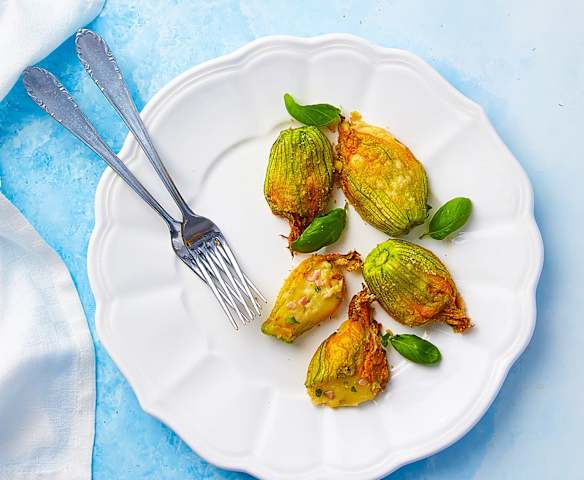 Fiori di zucca ripieni di patate, scamorza e prosciutto Fiori di zucca ripieni di patate, scamorza e prosciutto