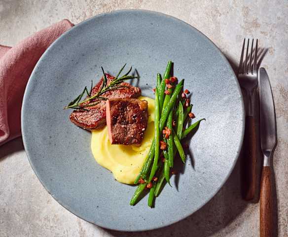 Lammhüfte mit Speckbohnen und Kartoffelpüree