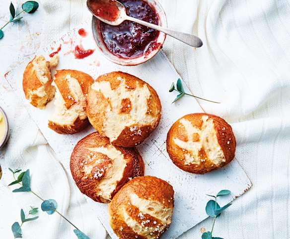 Petits pains façon bretzel Petits pains façon bretzel