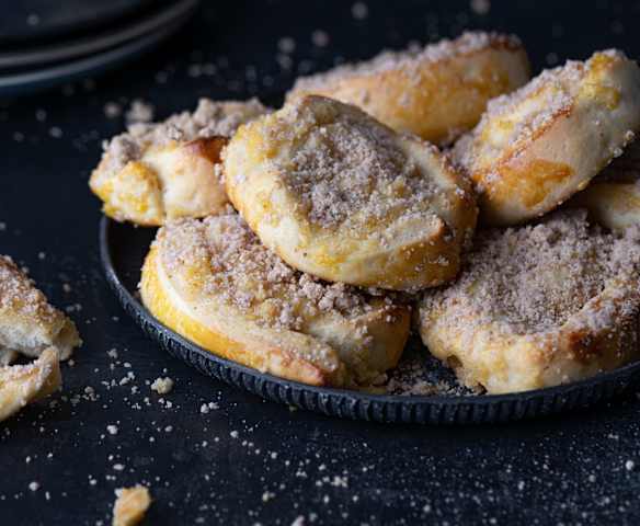 Apfel-Pudding-Schnecken mit Streuseln