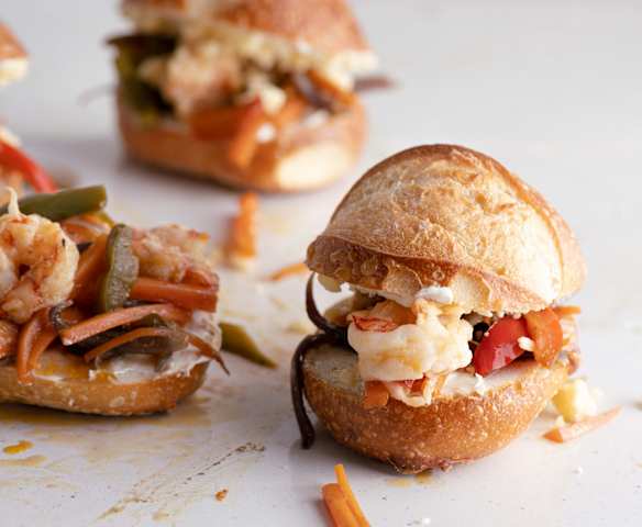 Kanapki z rumienionymi warzywami i krewetkami