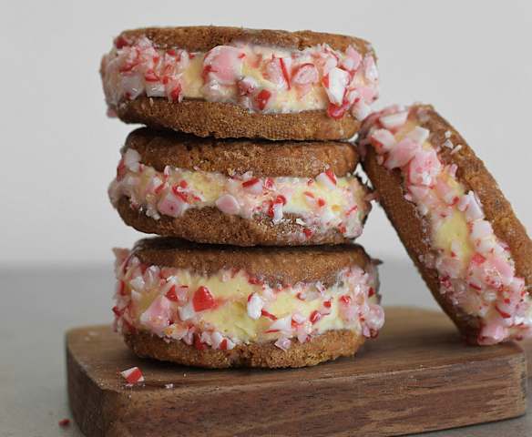 Sándwich de galleta de navidad con helado de vainilla