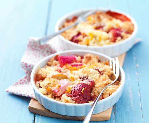 Crumble de rhubarbe, fraise et noix de coco