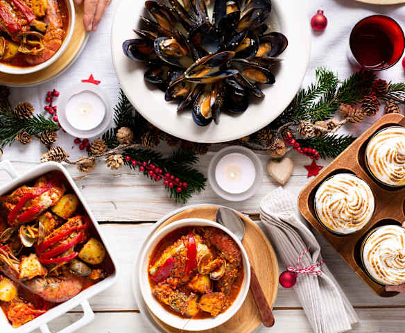 Menú: Mejillones con salsa maltesa. Caldereta de dorada y marisco. Postre de cítricos