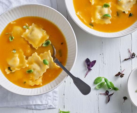 Soupe de ravioli à la courge musquée