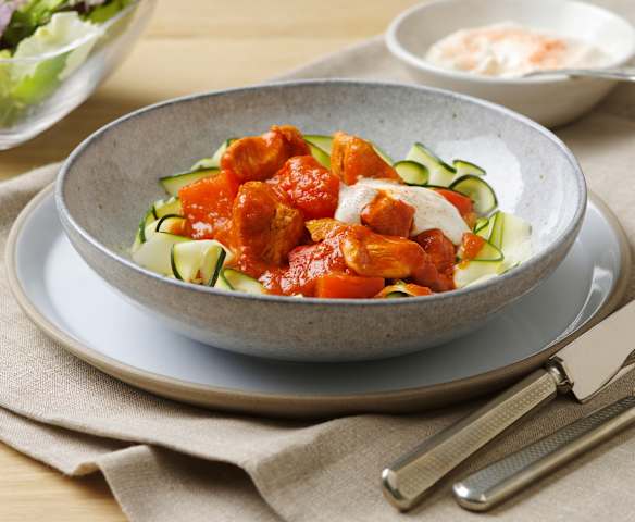 Paprikahendlgulasch mit Zucchinibandnudeln (XXL)