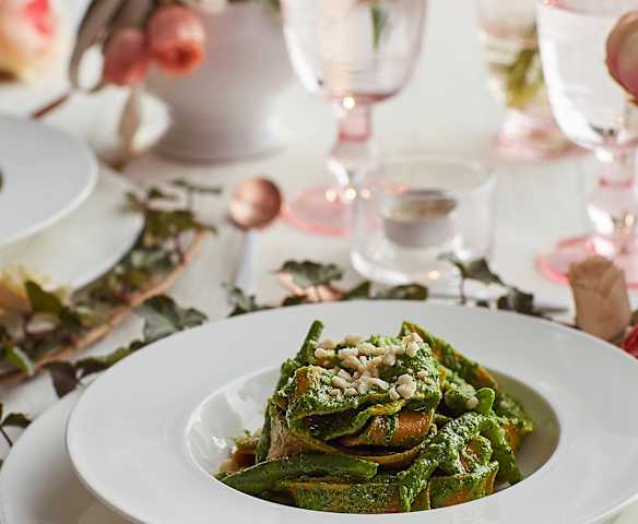 Pappardelle alla curcuma con fagiolini e mandorle
