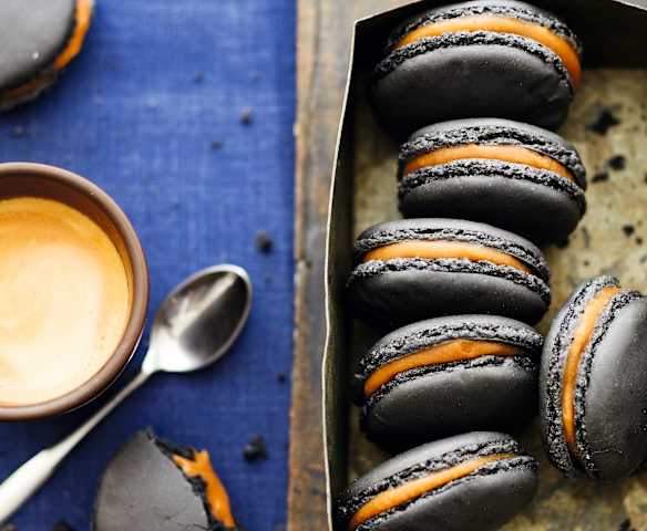 Macarons charbon-café
